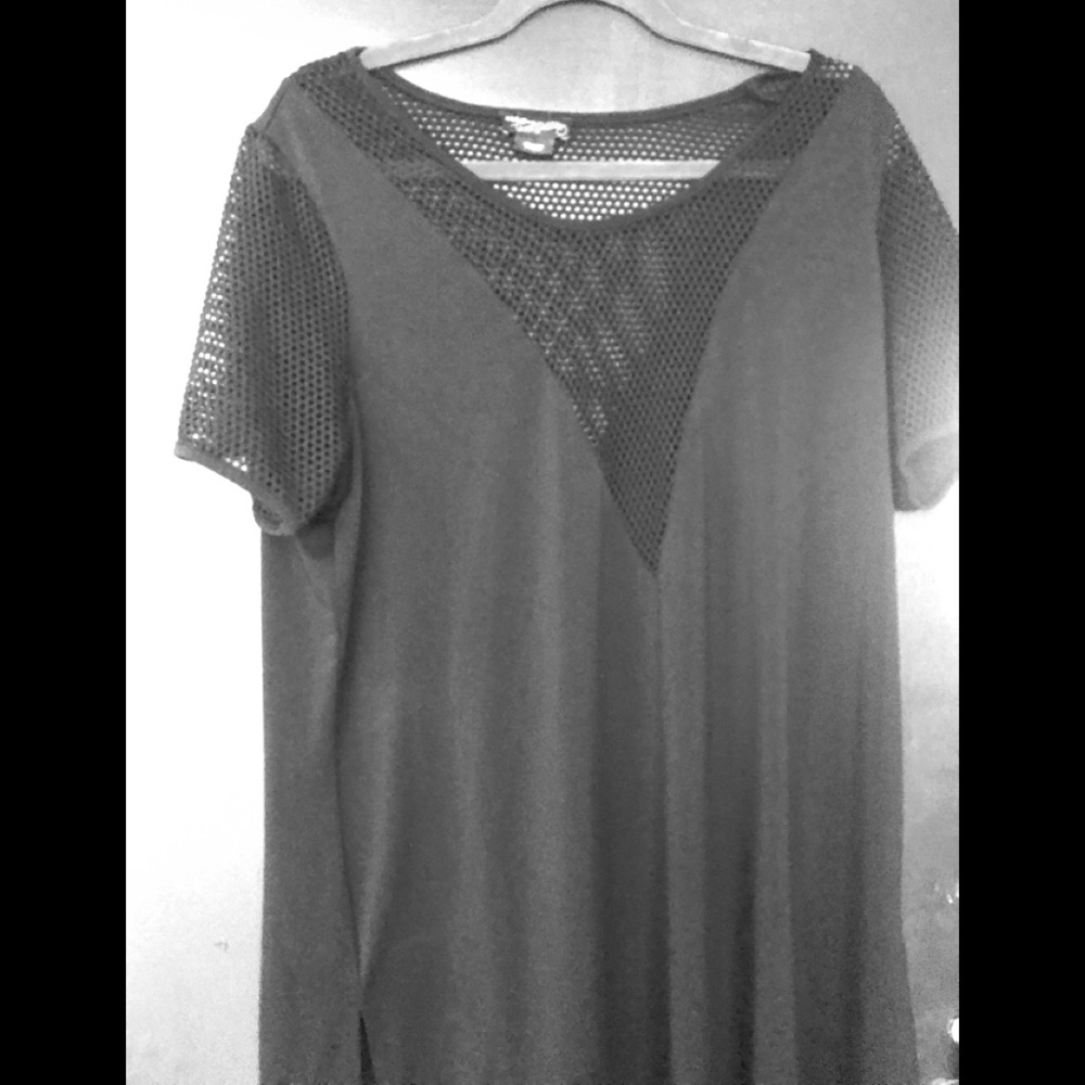 Tess Holiday mesh sleeve and v neck top.